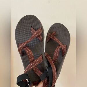 CHACO Z2 BROWN BURGUNDY STRAPPY WATER HIKING SANDALS